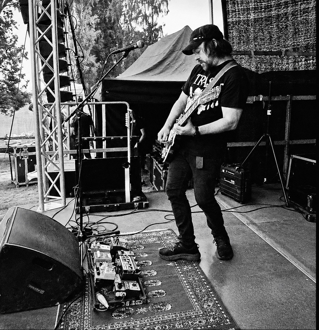 Gitarist ved pedalbrettet under lydsjekk