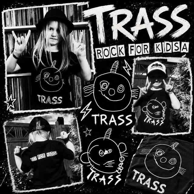 Barn kler på seg TRASS-merch med håndtegnet logo